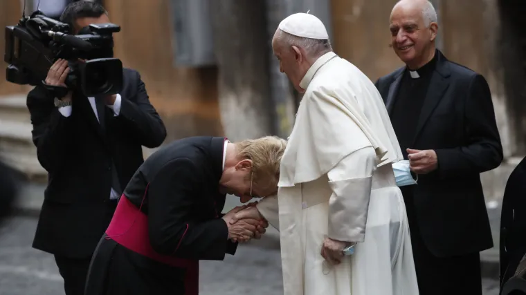 Papa Franjo se cijepio pa se rukovao s mnogima i dao vjernicima da mu ljube ruke