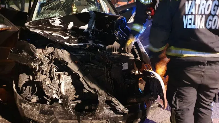 Naletio na auto u zaustavnoj traci u kojem je bio pijani vozač, vatrogasci izvlačili djevojku iz olupine