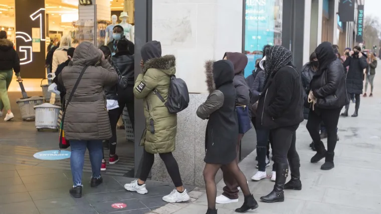 Ljudi se nagurali u redove ispred trgovina, ni hladnoća im nije smetala