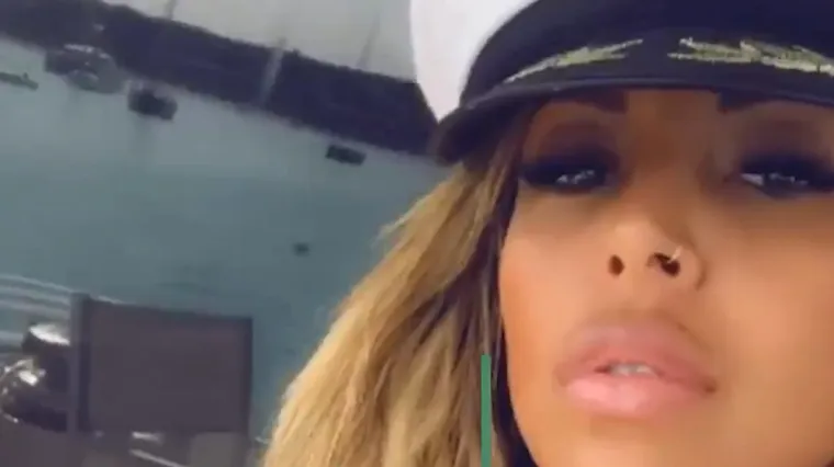 Vruća hostesa sve otkrila; 'Da ljudi znaju, bili bi &scaron;okirani'