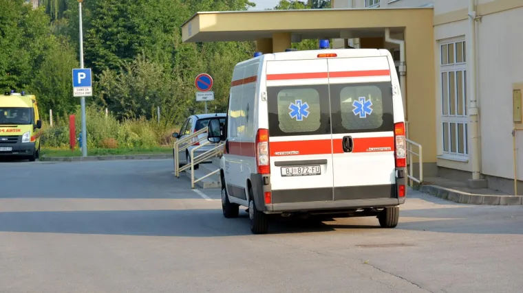 Neasfaltiranom cestom vozio ga je dečko na neregistriranom vozilu