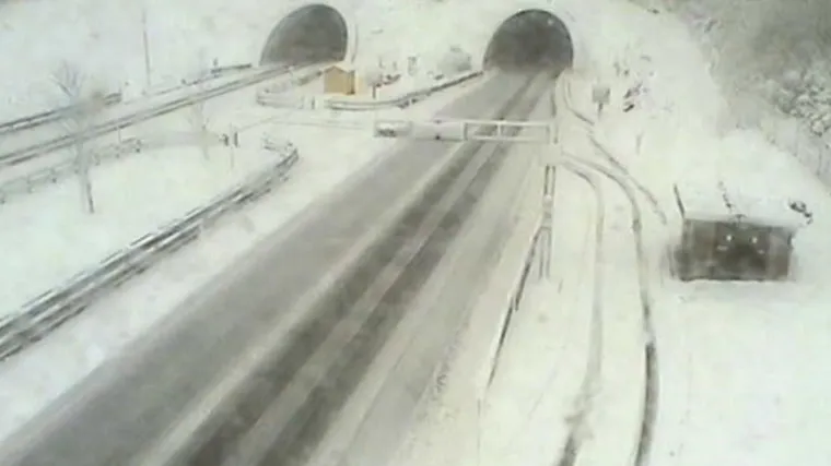 VIDEO Snijeg u Lici i Gorskom kotaru neće tako skoro prestati, probleme stvara i orkanska bura. HAK upozorava: 'Ne krećite na put'