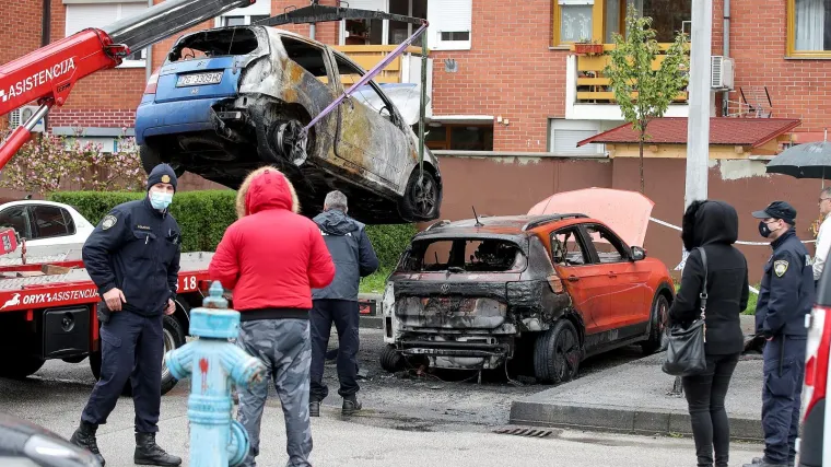 FOTO Požar na zagrebačkom Jarunu: Pod okriljem noći izgorjela tri automobila i BMW motocikl