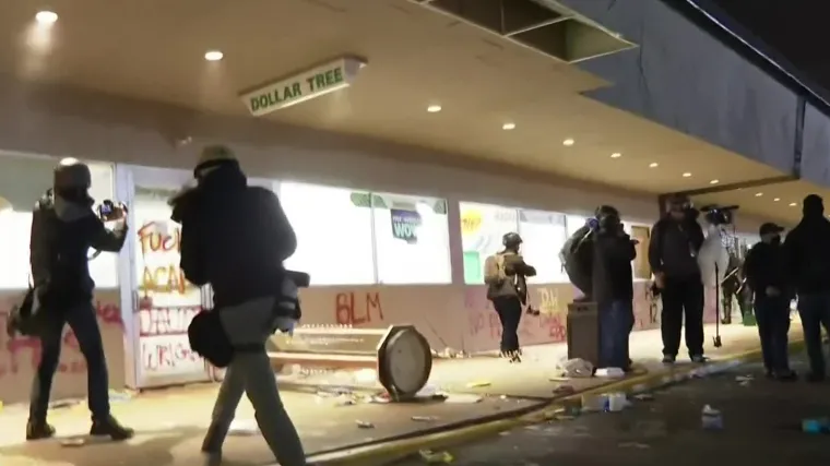 Amerika na nogama! Prosvjedi nakon &scaron;to je policija ubila 20-godi&scaron;njeg crnca. Tvrde da su zabunom uzeli pi&scaron;tolj umjesto &scaron;okera