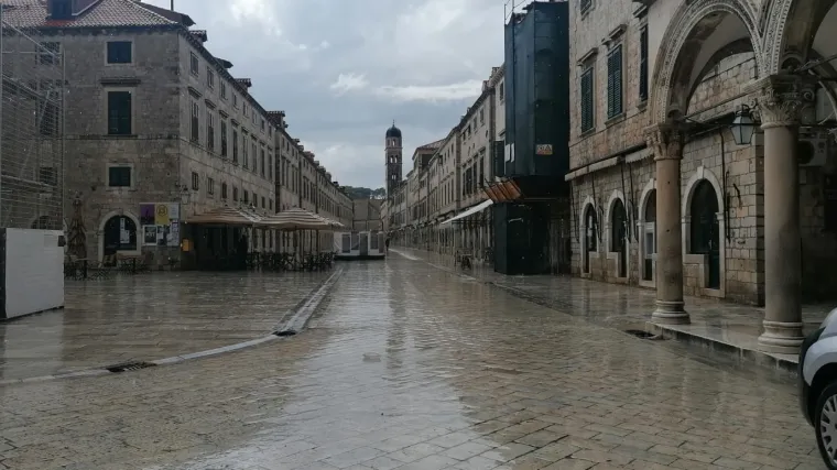 FOTO/VIDEO Kratak, ali žestok pljusak u Dubrovniku potopio Stradun
