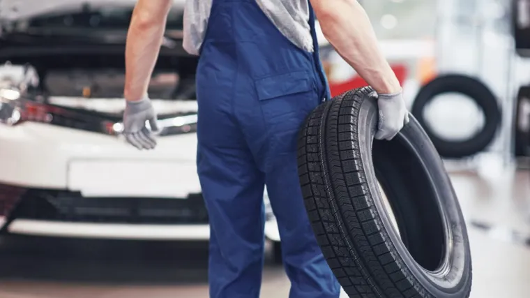 Počela je sezona ljetnih guma, no iz HAK-a poručuju: 'Pričekajte jo&scaron; sa zamjenom'; Evo &scaron;to stručnjaci kažu o cjelogodi&scaron;njim gumama