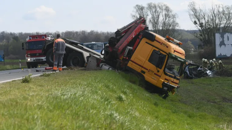 U sudaru kamiona i automobila dvoje ljudi poginulo; Prednjeg dijela auta - vi&scaron;e nema