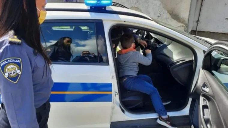 Mislio je da neće imati proslavu, a onda...: Policajci dječaku iz Siska čestitali rođendan, njegovoj sreći nije bilo kraja