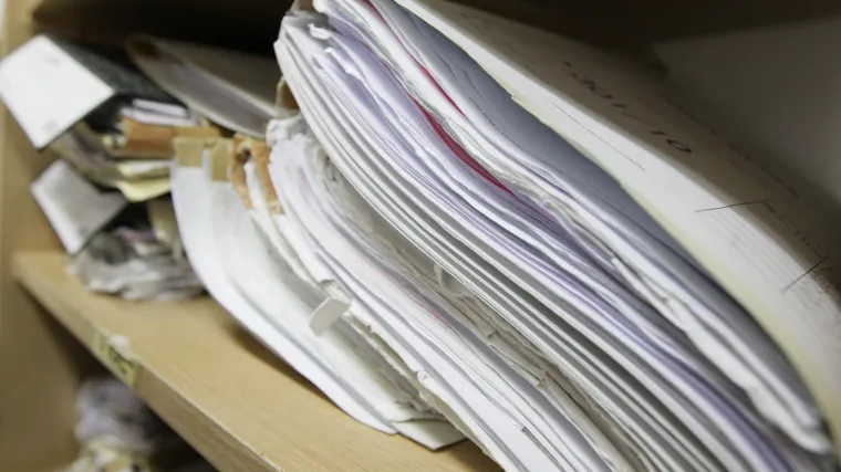 Sudac 'suda s posebnim potrebama' optužuje &scaron;eficu za korupciju