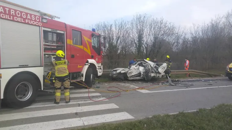 Te&scaron;ka nesreća blizu Žminja: Iz potpuno smrskanog automobila vatrogasci izvukli dvojicu mladića i psa