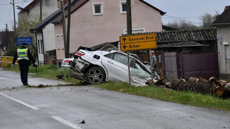 Zavr&scaron;en očevid nesreće kod Nove Gradi&scaron;ke: Poginuli 31-godi&scaron;njak vozio bez dozvole i pojasa, razgovarao mobitelom