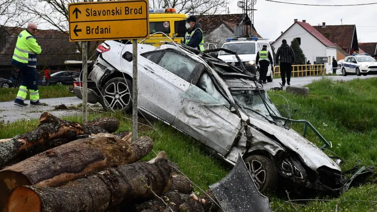 Tragedija kod Nove Gradi&scaron;ke: U te&scaron;koj prometnoj nesreći poginuo 31-godi&scaron;njak