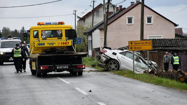 Detalji stravične nesreće u kojoj je poginuo 31-godi&scaron;nji vozač: Vozio 150 km/h!? Zabio se u stup pa ogradu