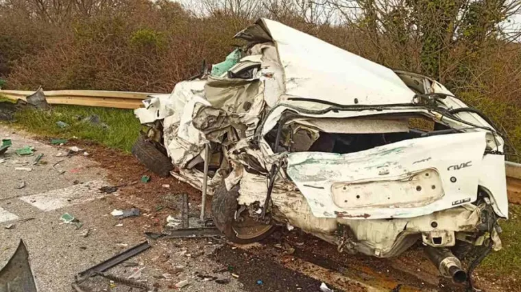 Nakon sudara s kamionom kod Žminja, auto je potpuno sažvakan...