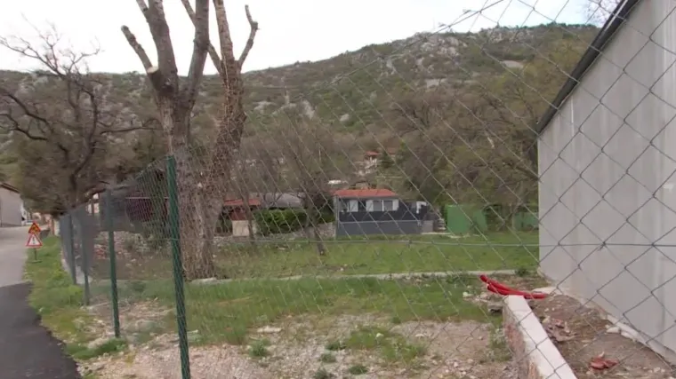 Poduzetnik u Bakarcu zatvorio državnu cestu i dignuo ogradu. Potraga donosi priču o ljudima koji ne mogu do svojih kuća