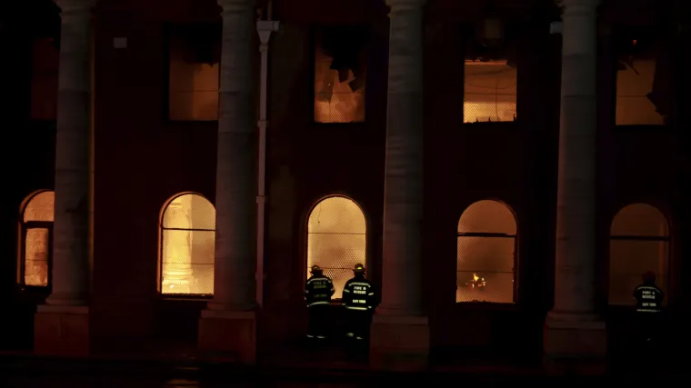 Požar je već uni&scaron;tio dio knjižnice, a upravo se približava sredi&scaron;tu Cape Towna