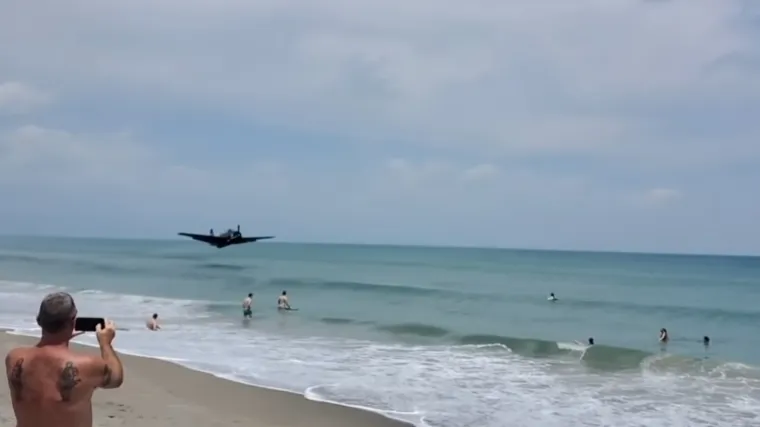 Avion iz doba Drugog svjetskog rata prisilno je sletio u plićak: 'Pilot je u zadnji tren uspio izbjeći kupače'