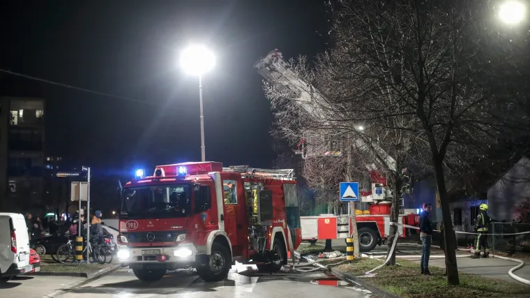 Izbio požar u garaži na Kvatriću, zapalio se automobil: 'Trg se jedva mogao vidjeti'