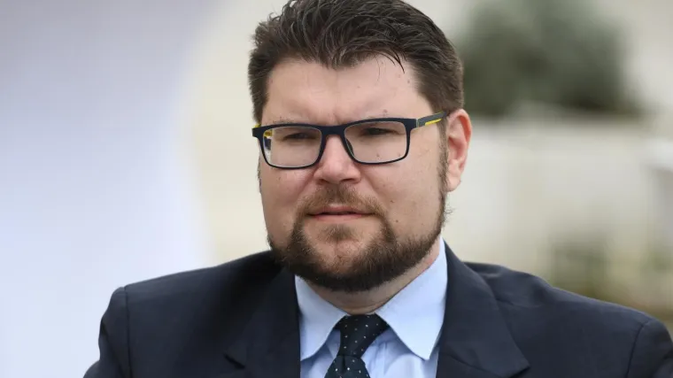 &Scaron;ef SDP-a Peđa Grbin tvrdi da Bero&scaron; mora otići jer se 'pojedinci bogate na račun Ministarstva'