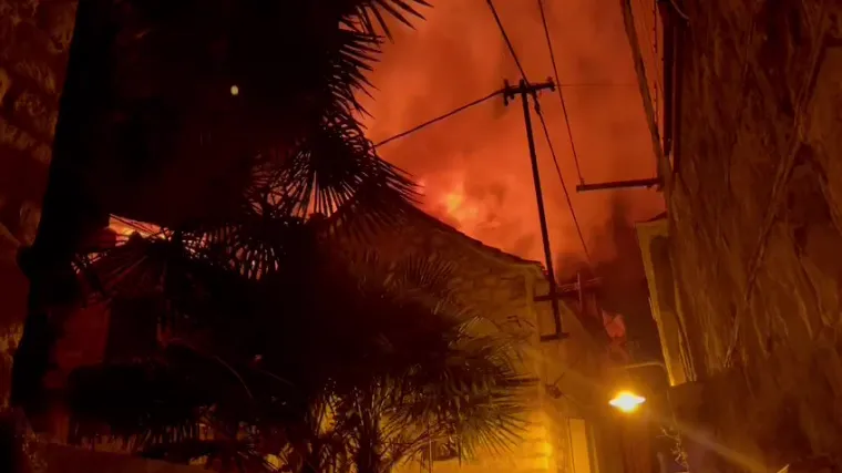 VIDEO Pogledajte snimku stra&scaron;nog požara koji se noćas dogodio u Trogiru, u  kojem smrtno stradala jedna osoba