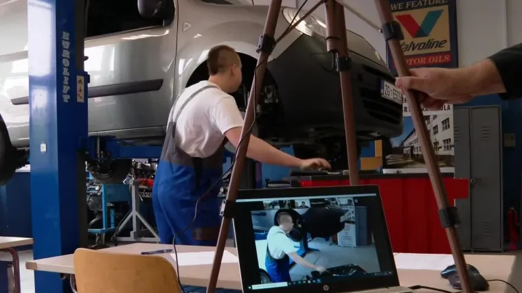 Mladi automehatroničari  popravljali automobile na daljinu: 'To je način na koji čak ni proizvođači automobila ne rade'