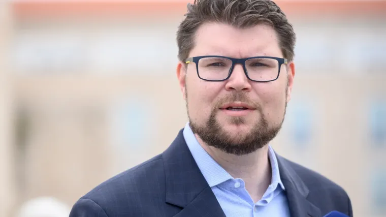 'Mora otići jer se pojedinci bogate na račun njegova Ministarstva'