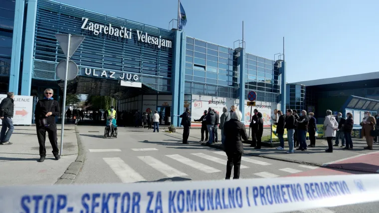 I danas puno ljudi čeka na Velesajmu za cijepljenje, ali nakon jučera&scaron;njeg kaosa danas je situacija zbog jedne stvari drugačija