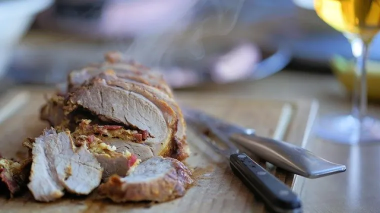 Svinjska kračica priprema:  svinjske kračice u vinu