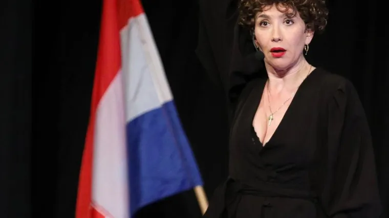 NESTAŠNI GRUDNJAK ECIJE OJDANIĆ: Lijepa glumica zagolicala maštu u vamp kombinaciji, posebnu pažnju privukao dekolte