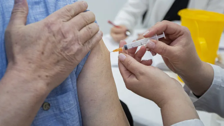 Većina nije imala simptome: Iako su cijepljeni s dvije doze Pfizera zarazili su se novom varijantom covida-19