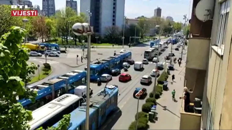 Prijevoznici autobusima blokirali dio grada! 'Oduzimaju nam vozila, a Vlada nam ne pomaže'