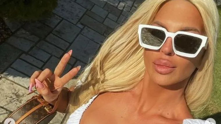 Karleuša u lascivnoj kombinaciji pozirala svojoj - kćeri. Primjećujete li detalj od 30.000 kuna?