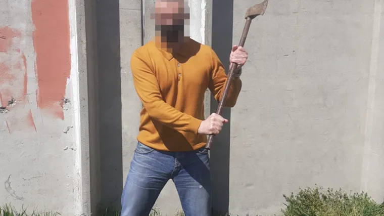 Drama u Iloku: Psihički rastrojen mu&scaron;karac gađao policajca sjekirom i o&scaron;tetio službeni auto