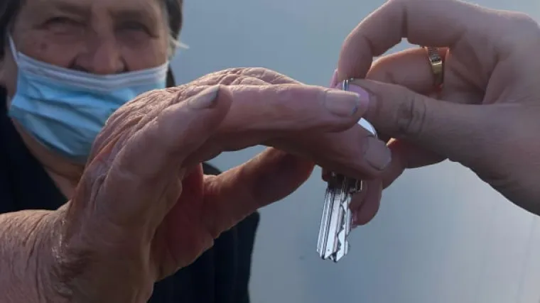 FOTO Sjećate se bake Ankice iz Gline? Ne samo da je dobila novi dom, već i novog cimera