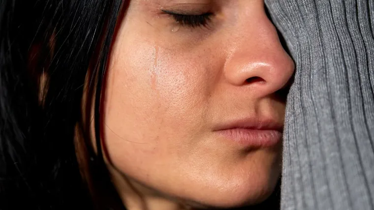 Žena si je umjesto kapi za leće u oči stavila ljepilo za nokte