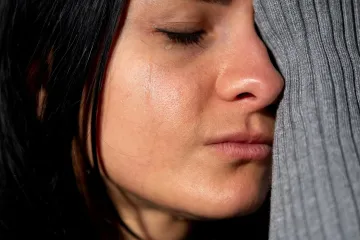 Žena si je umjesto kapi za leće u oči stavila ljepilo za nokte