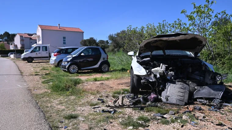 Pijan izazvao prometnu nesreću, suputnica ozlijeđena, a uni&scaron;tio četiri automobila