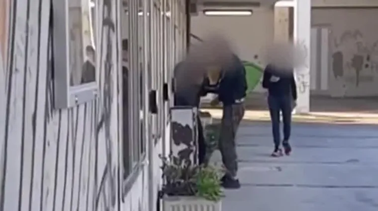 Uhićen jo&scaron; jedan maloljetni nasilnik, koji je dječaka iz Zadra tukao jo&scaron; u ožujku. Navodno postoji snimka na kojoj žrtvu &scaron;akama udara po tijelu i glavi