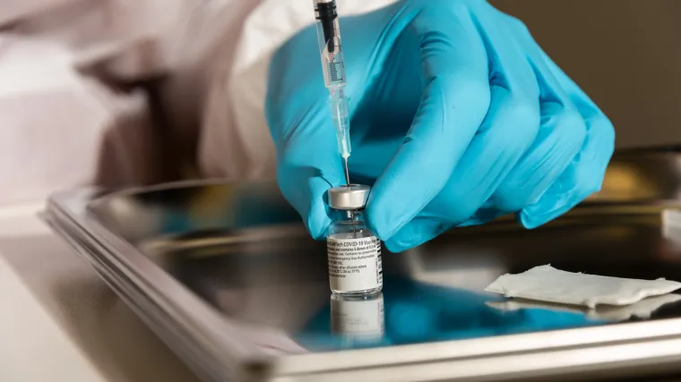 Medicinska sestra punila injekcije fiziolo&scaron;kom otopinom