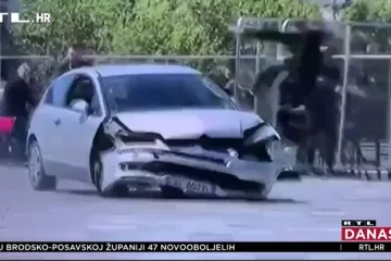 Autom krenuo među prolaznike, policajac nogama uskočio u vozilo