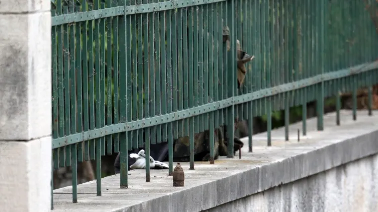 FOTO Ostavljen 'zvončić' ispred &scaron;ibenskog SDP-a! 'Radi se o zaostalom minsko-eksplozivnom sredstvu iz Domovinskog rata'