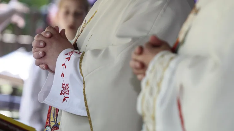 Unatoč brojkama, krizme se održavaju, svećenik nazvao novinare 'korumpiranim smećem': 'Malo mi fali da vas ne namlatim, partizančine!'