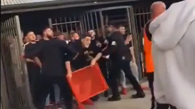 U žestokom sukobu korištene boce, šipke, baklje, cigle...