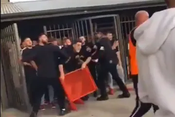 U žestokom sukobu korištene boce, šipke, baklje, cigle...