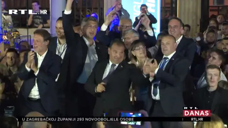 Od superheroja do negativca u samo godinu dana: Oporba odlučuje o Bero&scaron;evom opozivu, nije siguran ni uz premijerovu potporu