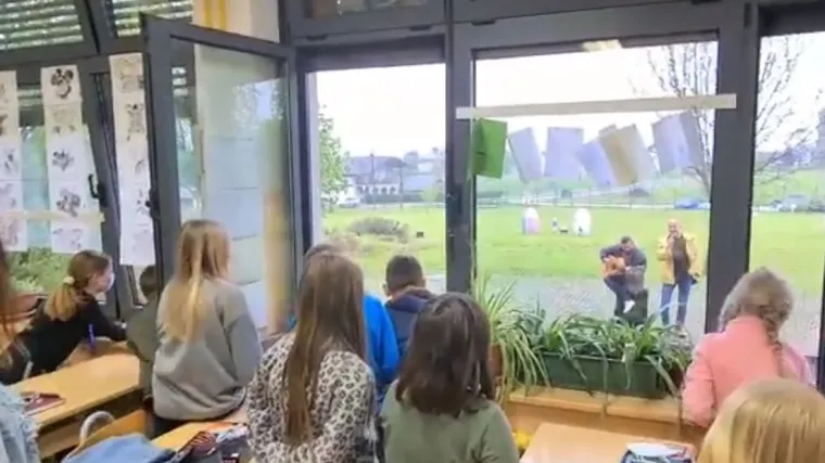 VIDEO Ovako to radi pravi romantik: Profesor supruzi učiteljici pjevao za rođendan pod prozorom &scaron;kole