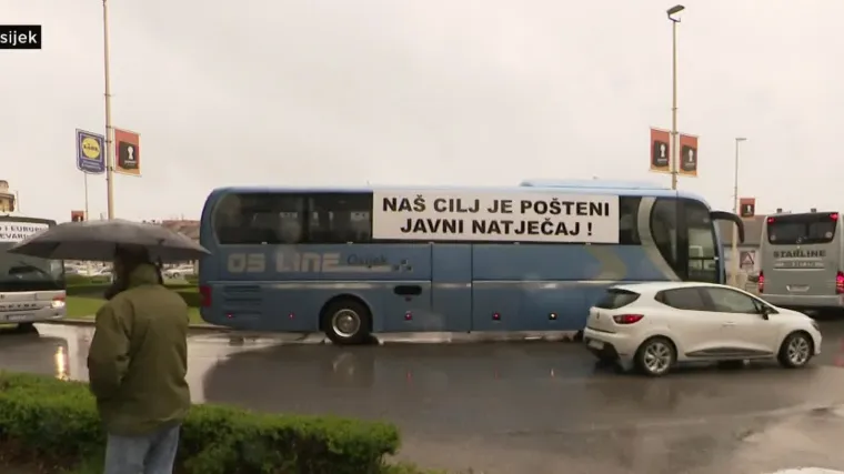 Mali autobusni prijevoznici s područja Osječko-baranjske županije organizirali su prosvjed: 'Mi tražimo po&scaron;teni javni natječaj'