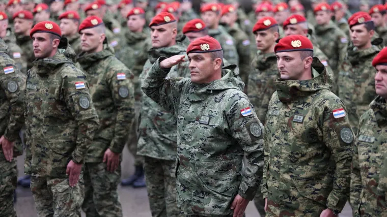 Obilježava se 30 godina 4. gardijske brigade 'Pauci': Dodijeljene crvene beretke mladom nara&scaron;taju, među njima sve vi&scaron;e žena