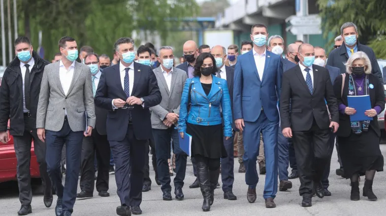 Filipović predao potpise, s njim i Plenković: 'Sad je bitno znanje, a ne Toma&scaron;evićeve priče'