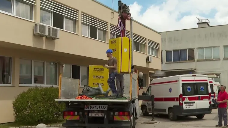 Skidanje krova doma zdravlja prekinula ki&scaron;a, nastala poplava: 'Tko bi u ovo doba godine mijenjao krov na svojoj kući?'